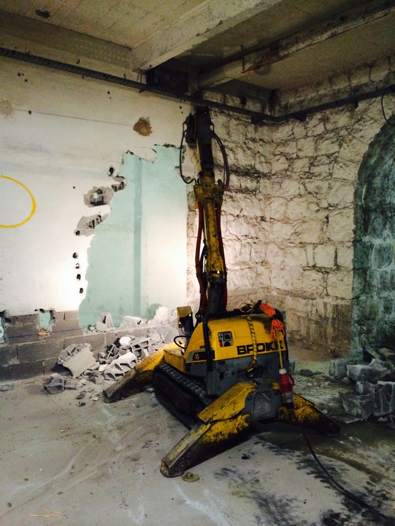 Le robot Brokk 110 de MDN en action dans le sous-sol d'une église de Nice