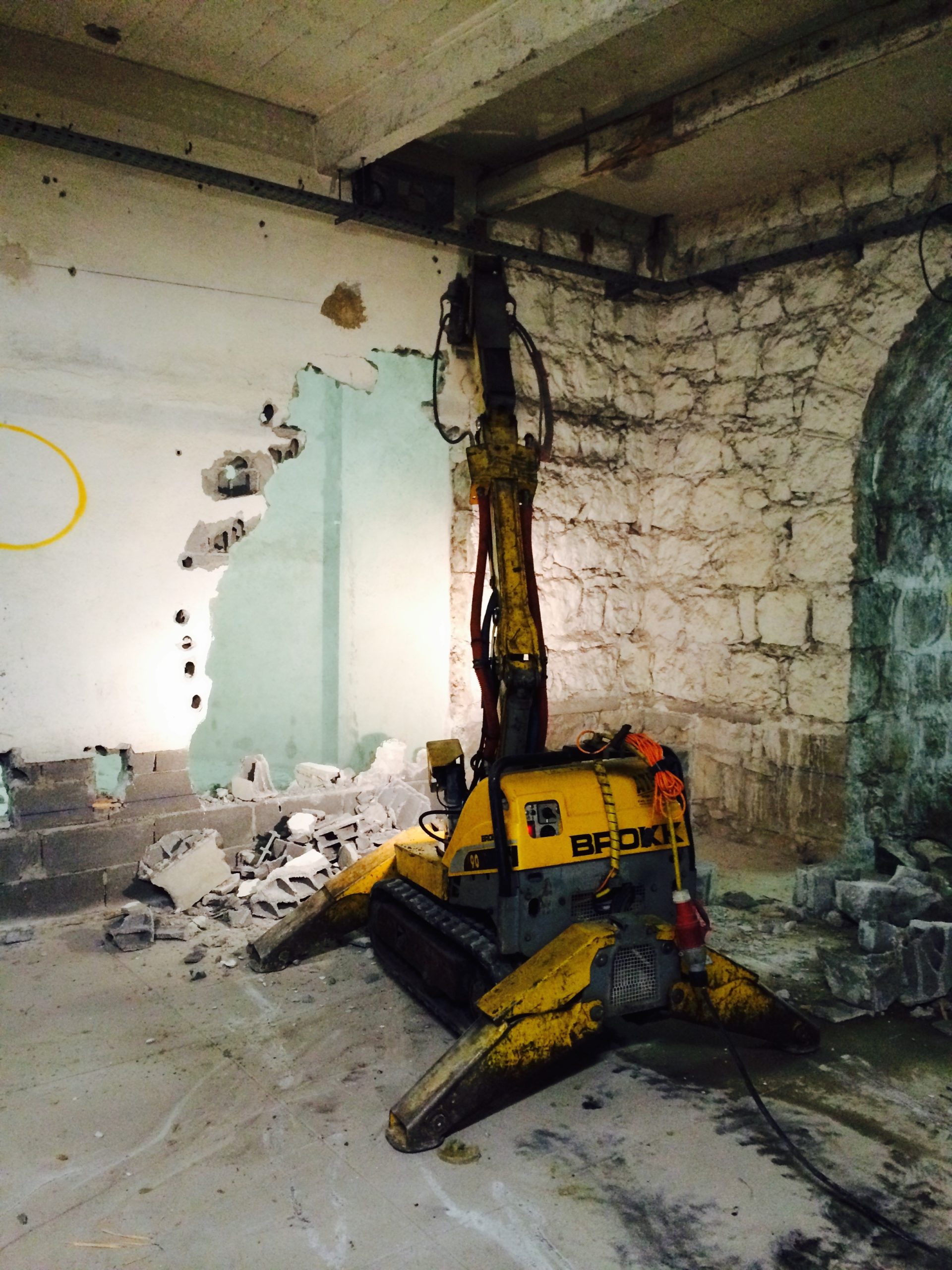 Le robot Brokk 110 de MDN en action dans le sous-sol d'une église de Nice
