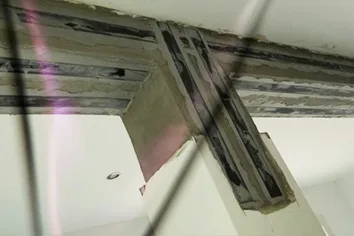 Renfort en fibre de carbone sur poutre et poteau permettant de multiplier les efforts d’une villa des années 1960 à Roquebrune Cap Martin.
