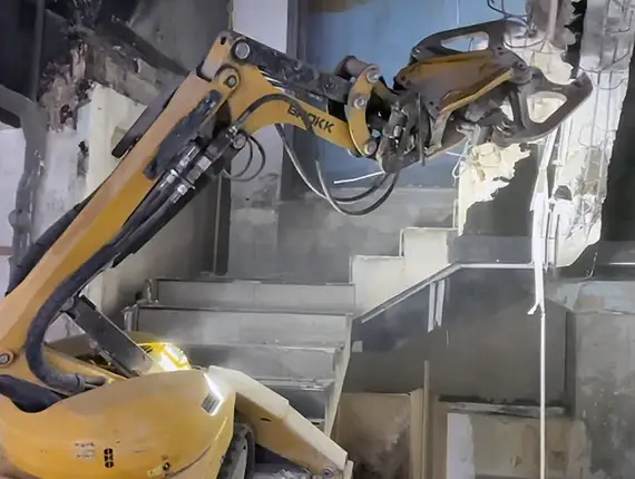 BROKK 110 pour démolition d'un escalier en béton