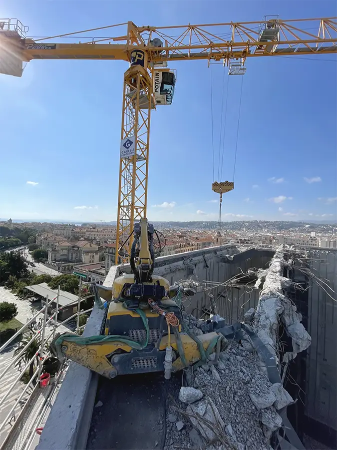 Démolition du toit de l'Acropolis à Nice par MDB avec son robot Brokk 110